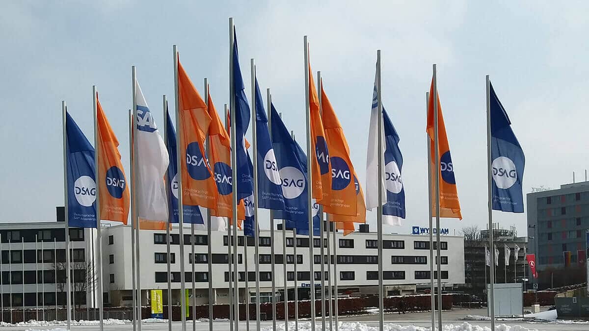 Flaggen bei der DSAG Messe als Zeichen für digitalen Wandel mit S/4HANA